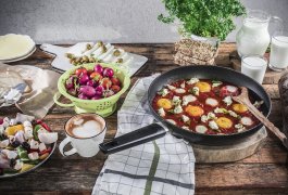 בראנץ’ עם שקשוקת גבינות ועגבניות