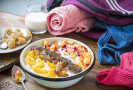 פינוק של ארוחת בוקר: יוגורט ופירות